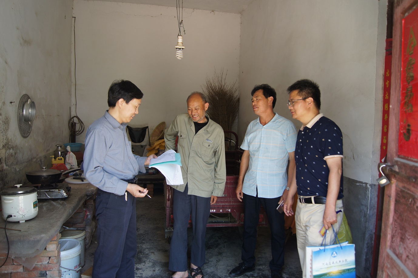 图三：走访慰问贫困户.JPG