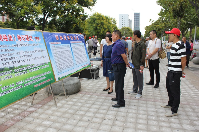 梁成斌观看展板.JPG