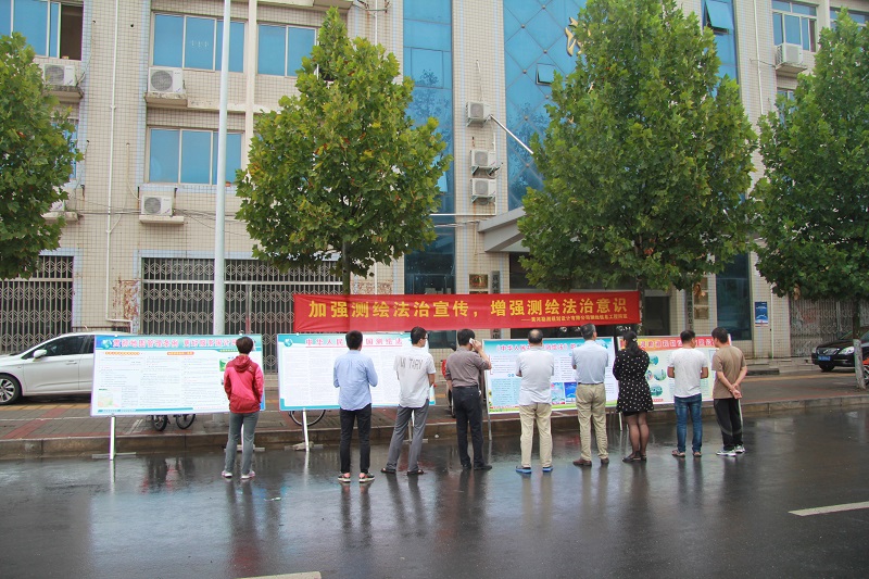 参观展览.JPG