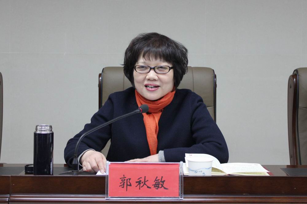 市测绘地理信息局局长郭秋敏做工作报告.JPG