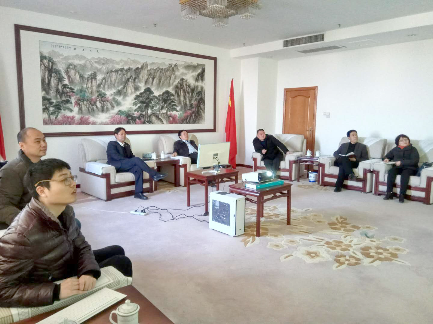 市委书记周斌等主要领导观看系统演示.jpg