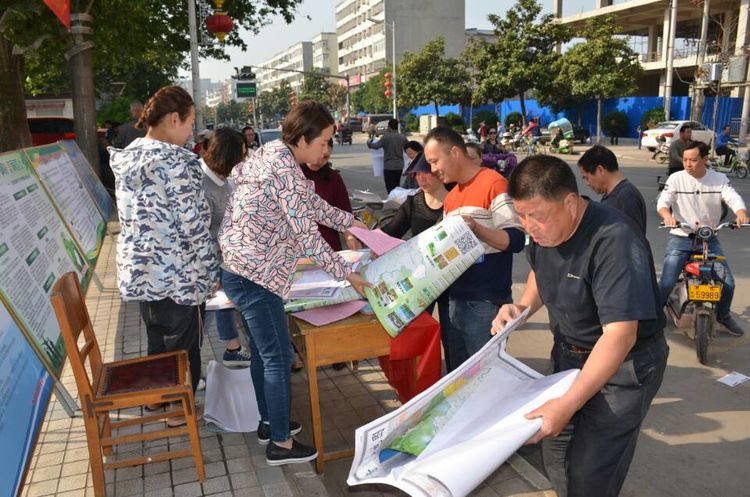 鲁山县测绘地理信息局开展新《测绘法》宣传活动 (1).jpg