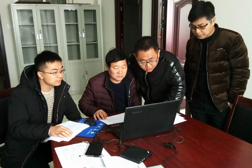 地图院技术人员正在协助开封市转换工作.jpg