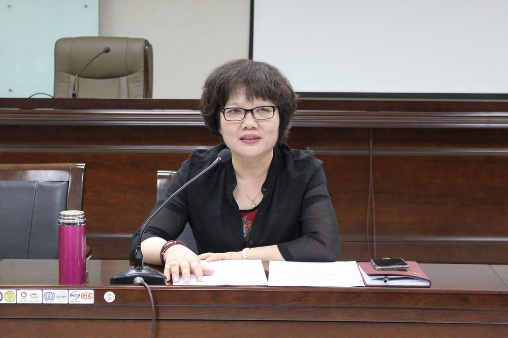 郭秋敏做工作报告.JPG