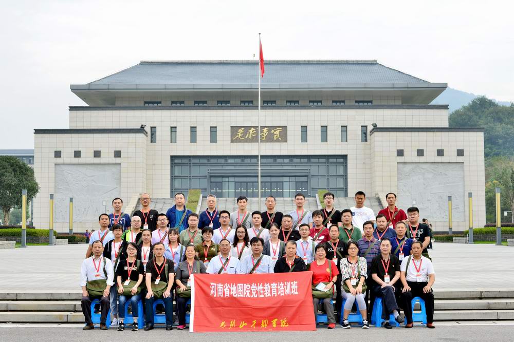 全体学员在大别山干部学院合影.jpg