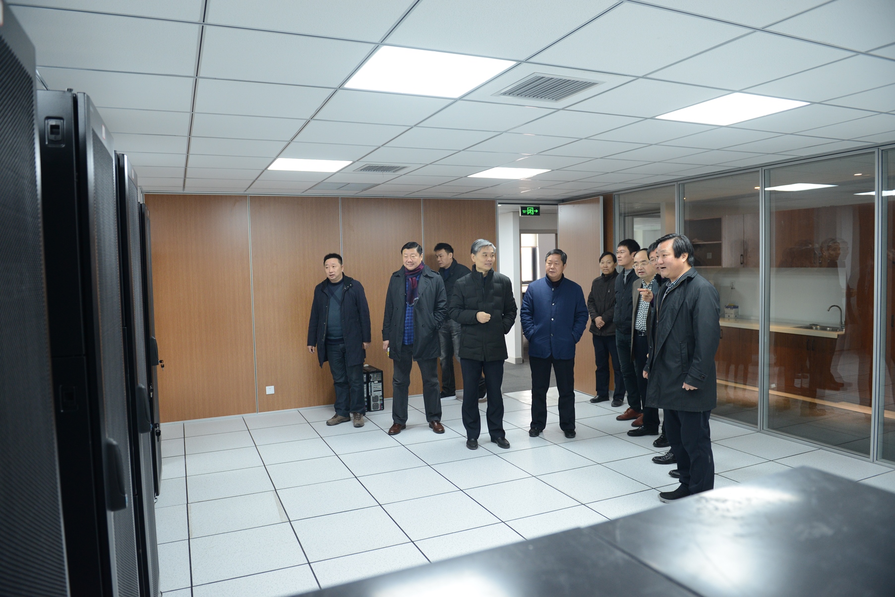局党委一行查看省空间大地基准与位置服务中心机房安全.JPG