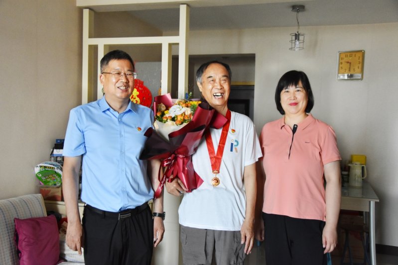 河南省测绘地理信息技术中心开展“光荣在党50年”老党员走访慰问活动
